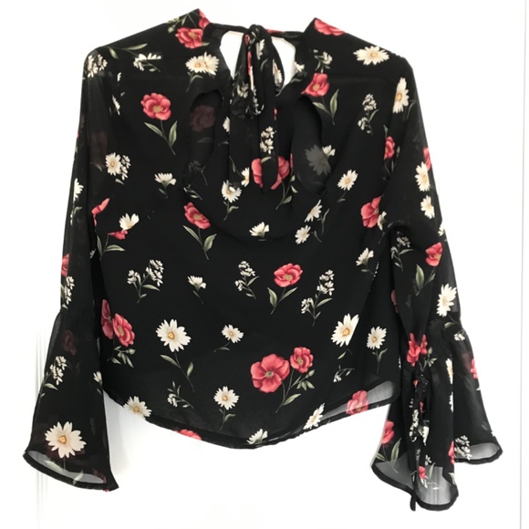 FOREVER 21 Cropped Floral Rose Blouse M Fit Black Red White Flare Out Cuffs - Picture 2 of 16
